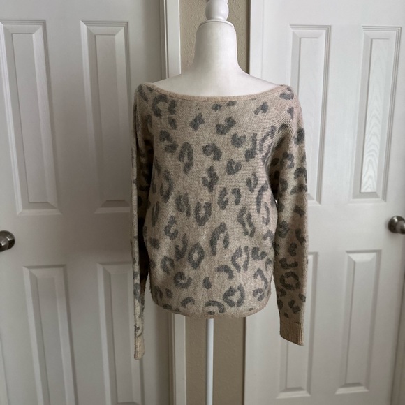 💚5/$25💚AF Beige Muted Leopard Print Sweater Size: Small - Picture 4 of 7